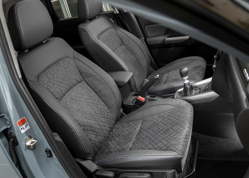 Suzuki Vitara ön koltukları ve orta konsol görünümü