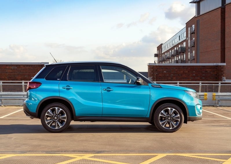 Turkuaz Suzuki Vitara yan profil görünümü