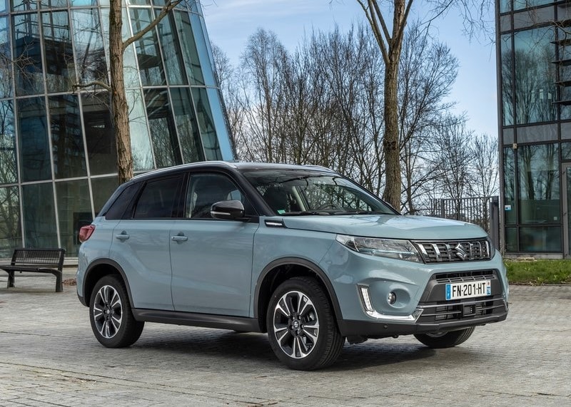 Açık mavi Suzuki Vitara bina önünde dış görünüm