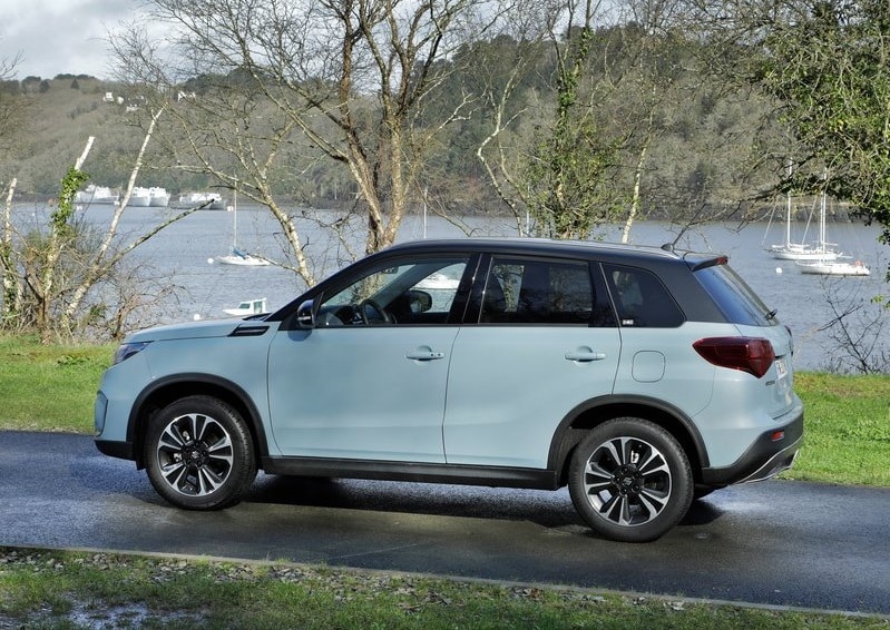 Açık mavi Suzuki Vitara su kenarında yan dış görünüm