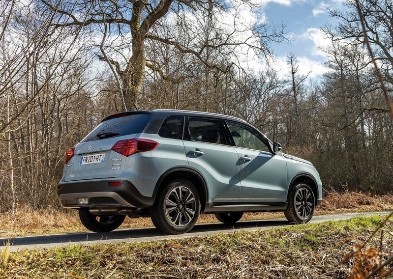 Açık mavi Suzuki Vitara orman yolunda arka dış görünüm