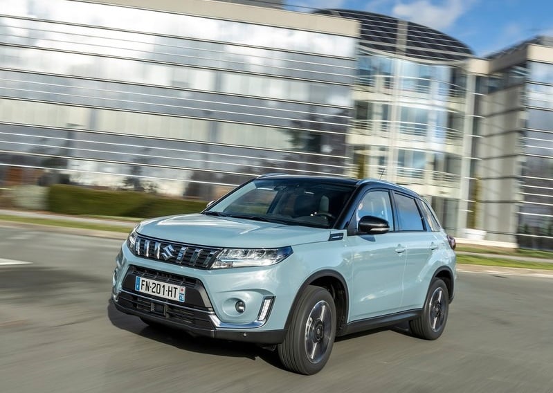 Açık mavi Suzuki Vitara hareket halinde ön dış görünüm