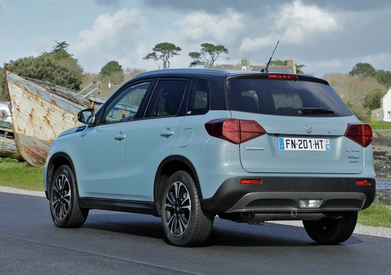Açık mavi Suzuki Vitara kıyı yolunda arka dış görünüm