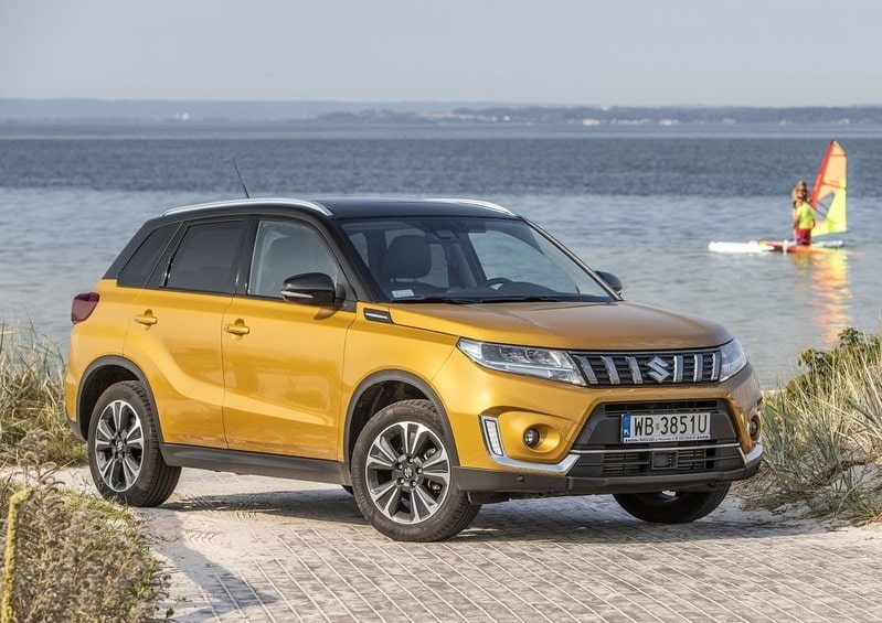 Sarı Suzuki Vitara deniz kıyısında dış görünüm