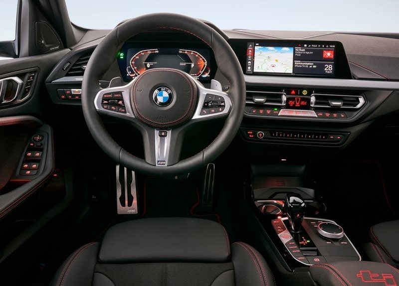 BMW 128ti direksiyon gösterge ekranı ve orta konsol görünümü