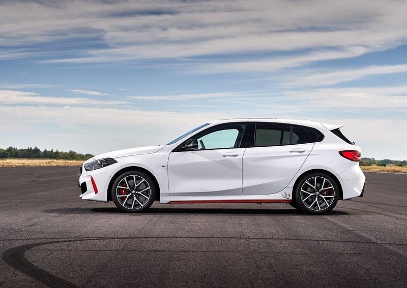 Beyaz BMW 128ti düz zeminde yan profil görünümü