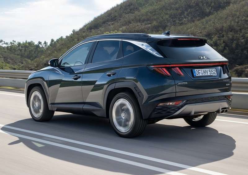 Hyundai Tucson yolda arkadan üç çeyrek görünüş