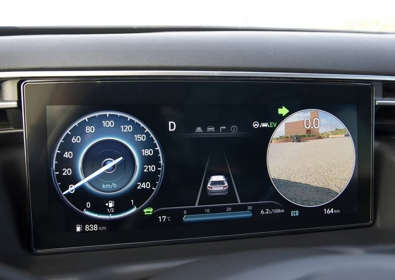Hyundai Tucson dijital gösterge ekranında kör nokta kamera görüntüsü