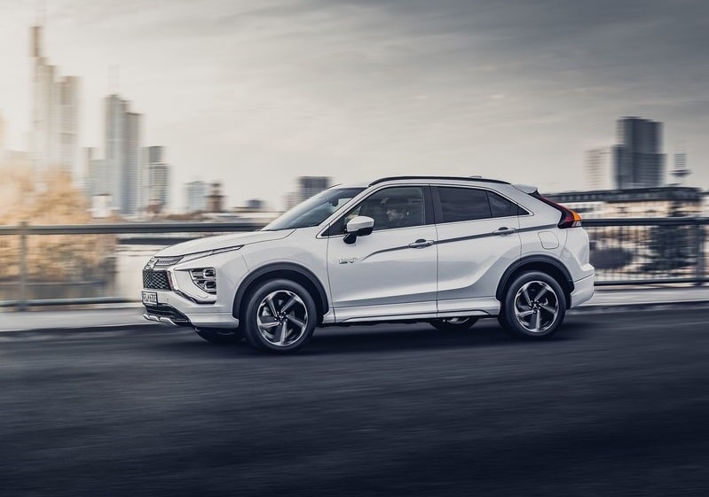 Mitsubishi Eclipse Cross PHEV şehir içinde yandan sürüş görünümü