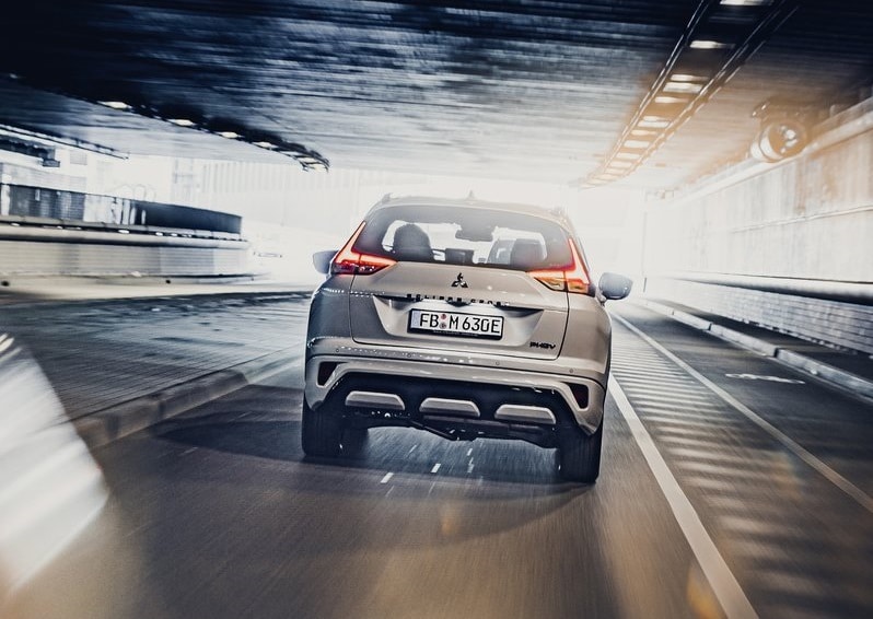 Mitsubishi Eclipse Cross PHEV tünelde arkadan görünüm