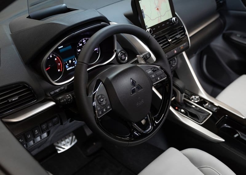 Mitsubishi Eclipse Cross sürücü kokpiti ve orta ekran