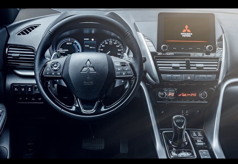 Mitsubishi Eclipse Cross PHEV gösterge paneli ve orta konsol