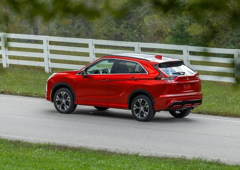 Mitsubishi Eclipse Cross arkadan üç çeyrek sürüş görünümü