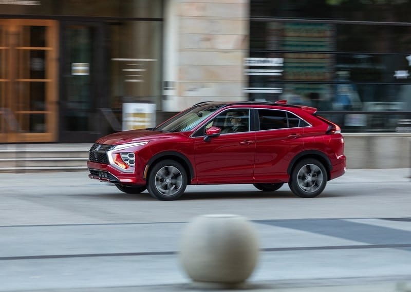 Mitsubishi Eclipse Cross şehir içinde yandan sürüş görünümü