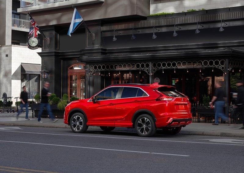 Mitsubishi Eclipse Cross arkadan üç çeyrek şehir görünümü