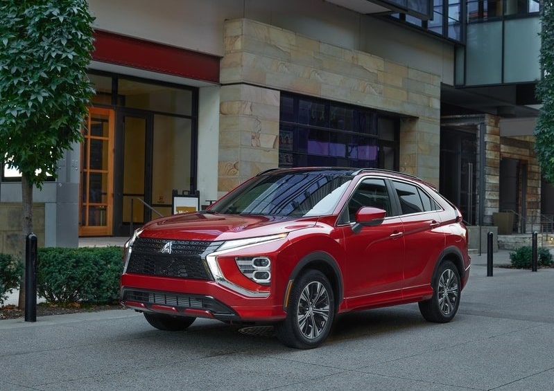 Mitsubishi Eclipse Cross önden üç çeyrek park görünümü