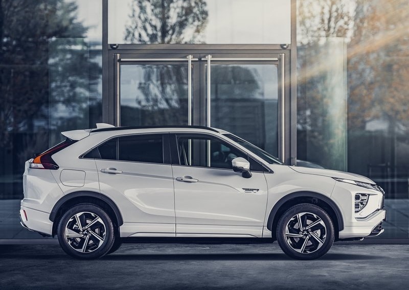 Mitsubishi Eclipse Cross PHEV yandan görünüm