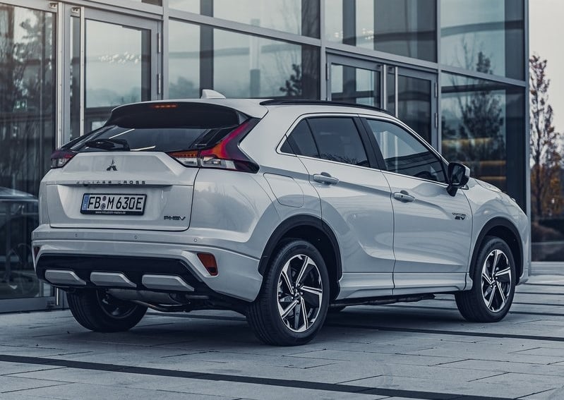 Mitsubishi Eclipse Cross PHEV arkadan üç çeyrek görünüm