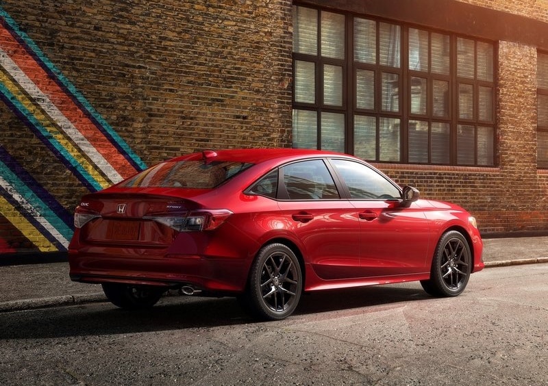 Kırmızı Honda Civic sedan park halinde arka yan görünümü