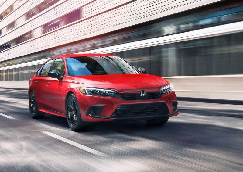 Kırmızı Honda Civic sedan şehir yolunda ön görünümü