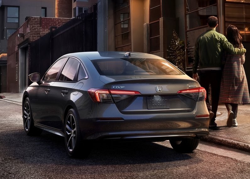 Gri Honda Civic sedan park halinde arka görünümü