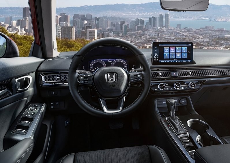 Honda Civic sürücü kokpiti direksiyon ve multimedya ekranı
