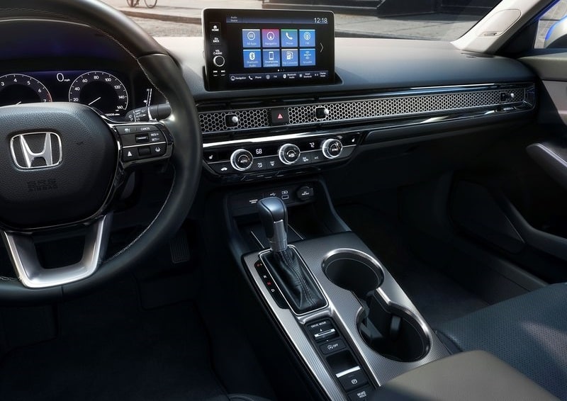 Honda Civic orta konsolu vites seçicisi ve multimedya ekranı