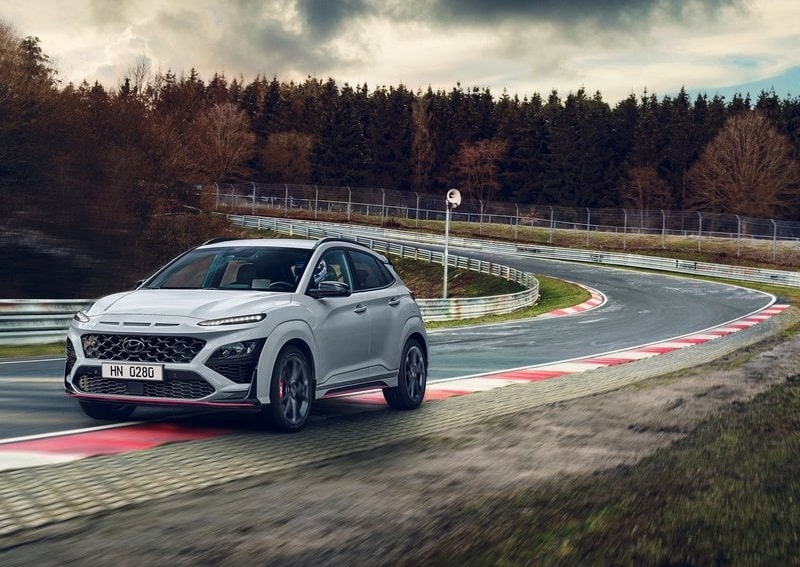 Hyundai Kona N arka üç çeyrek görünüm