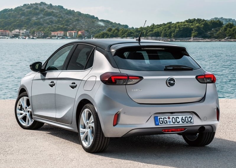 Gümüş Opel Corsa arka ve yan gövde görünümü