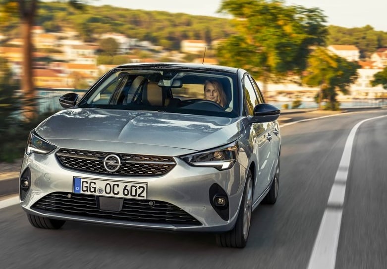 Gümüş Opel Corsa yolda ön ve yan görünüm