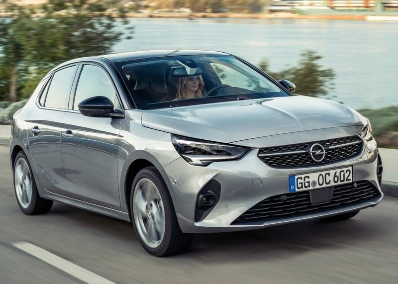 Gümüş Opel Corsa ön üç çeyrek yol görünümü