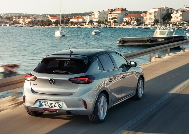 Gümüş Opel Corsa arka üç çeyrek sahil yolu görünümü