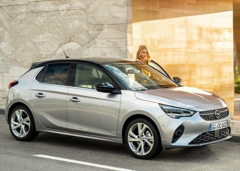 Gümüş Opel Corsa park halinde ön ve yan görünüm