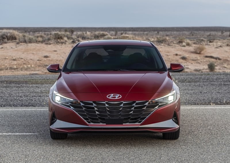 Hyundai Elantra Haziran Fiyat Listesi için kırmızı Elantra önden görünüm
