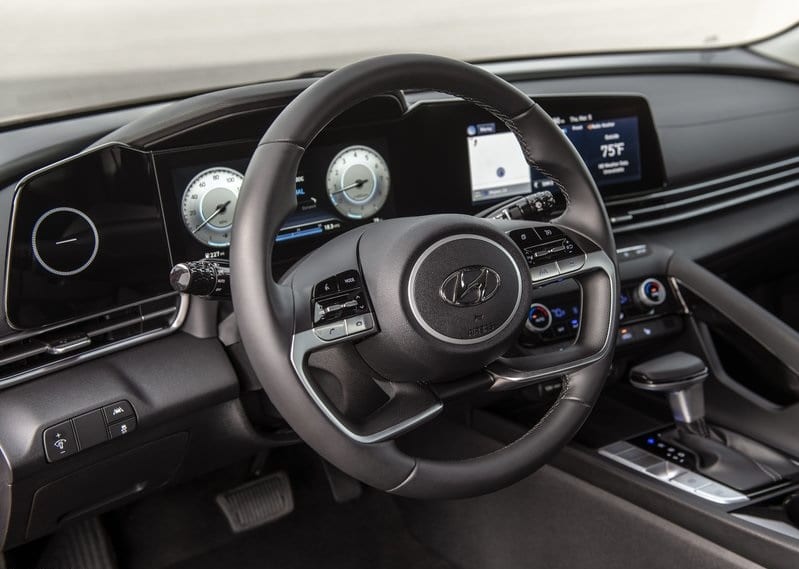 Hyundai Elantra direksiyon ve sürücü ekranı yakın görünümü