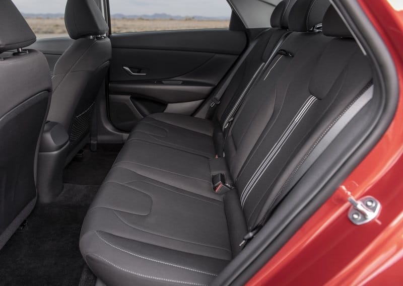 Hyundai Elantra arka koltuk bölümü