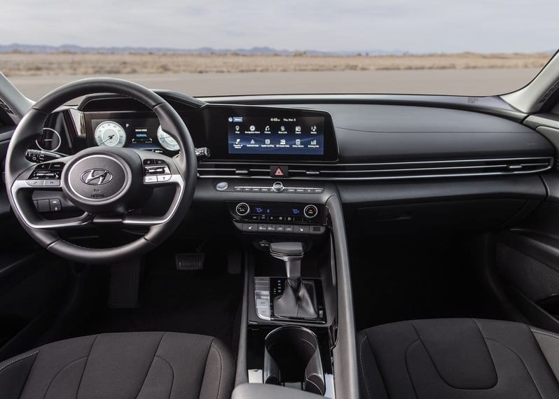 Hyundai Elantra kokpit ve orta konsol görünümü