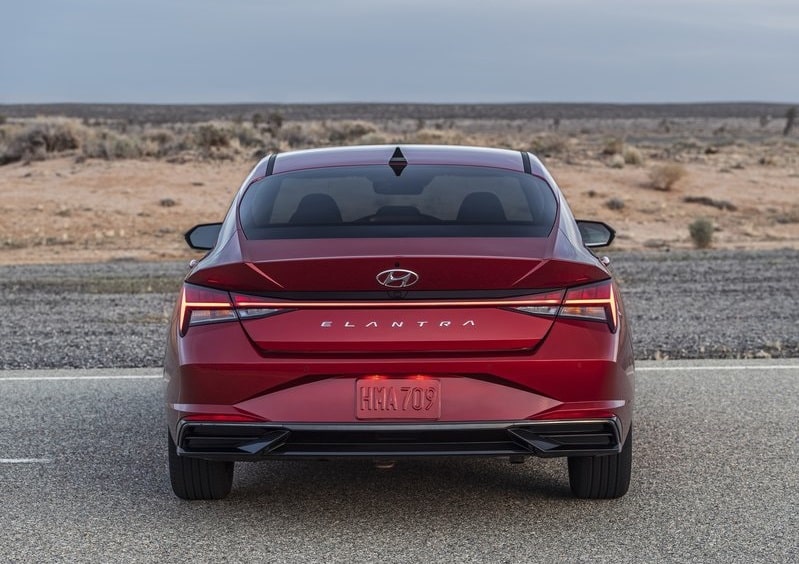 Kırmızı Hyundai Elantra arkadan görünüm