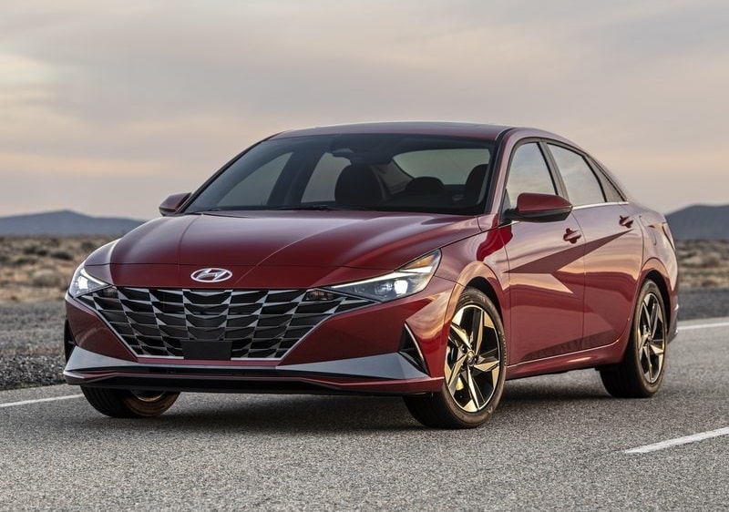 Kırmızı Hyundai Elantra ön üç çeyrek görünüm