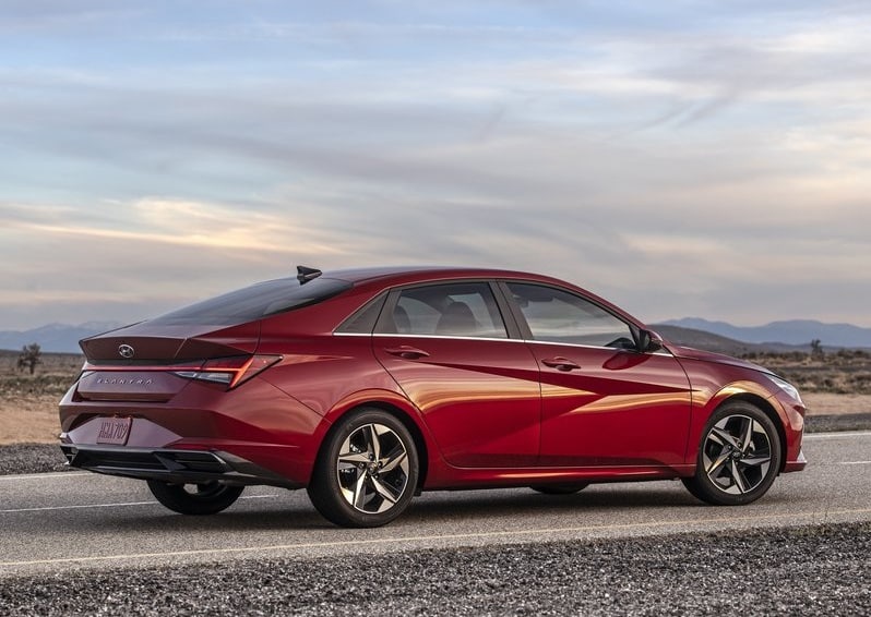 Kırmızı Hyundai Elantra yan ve arka bölüm görünümü