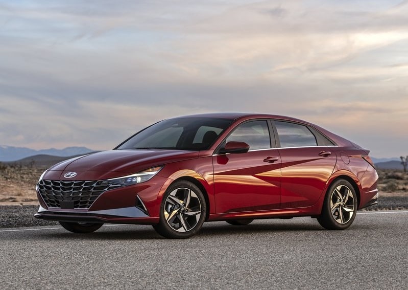 Kırmızı Hyundai Elantra yan ve ön bölüm görünümü