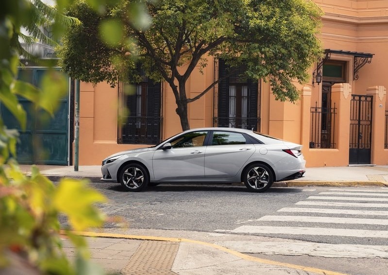 Açık renk Hyundai Elantra tam yan profil görünümü