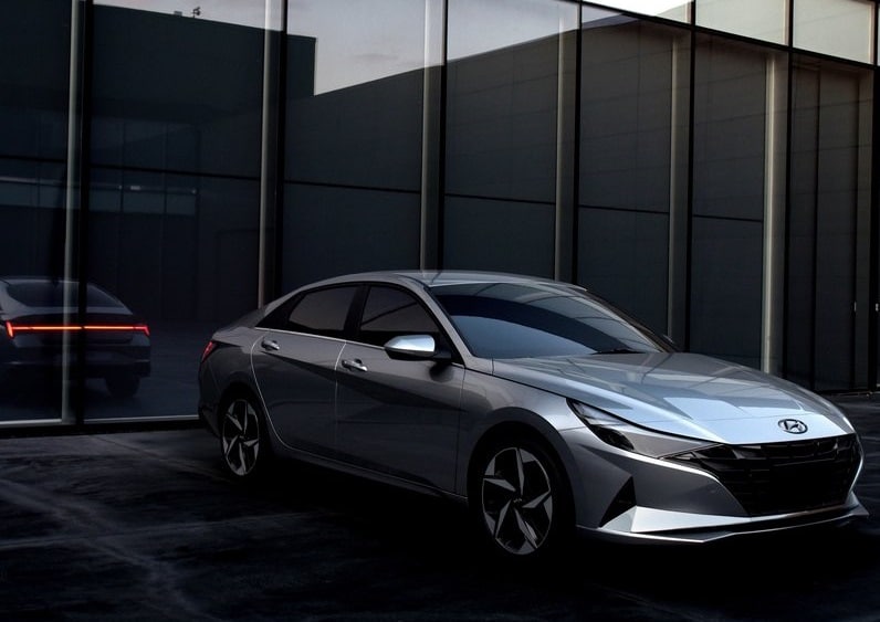 Gri Hyundai Elantra bina önünde ön üç çeyrek görünüm
