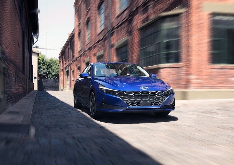 Mavi Hyundai Elantra şehir yolunda hareket halinde