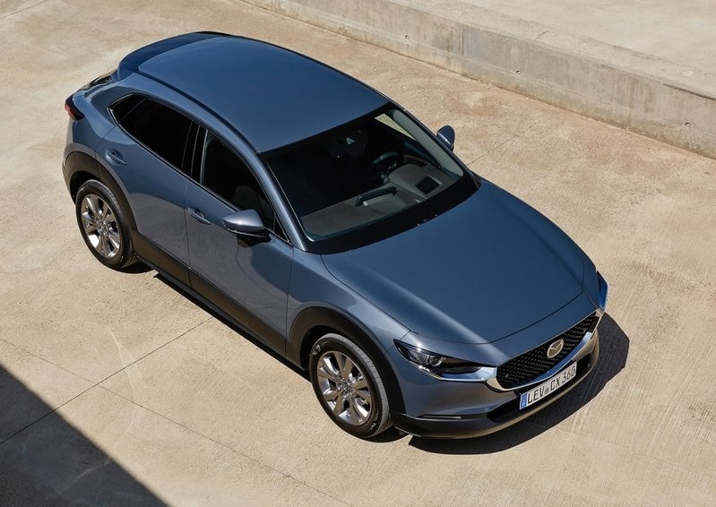 Mazda CX-30 gri gövde üstten ön görünüm