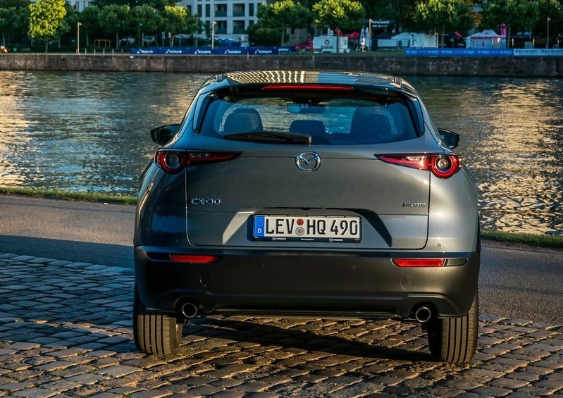 Mazda CX-30 arkadan yakın görünüm