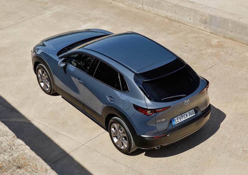 Mazda CX-30 gri gövde üstten arka görünüm