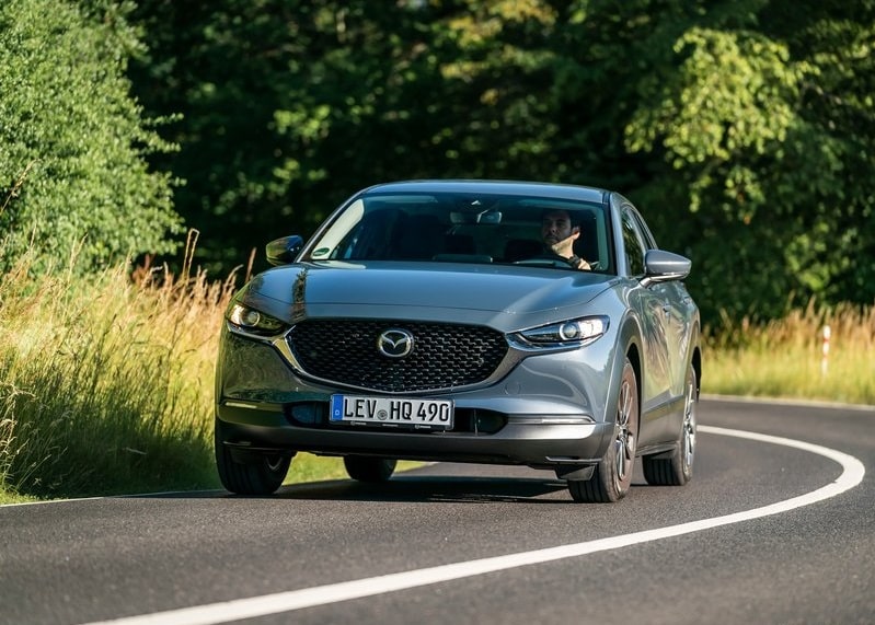 Mazda CX-30 yolda önden görünüm