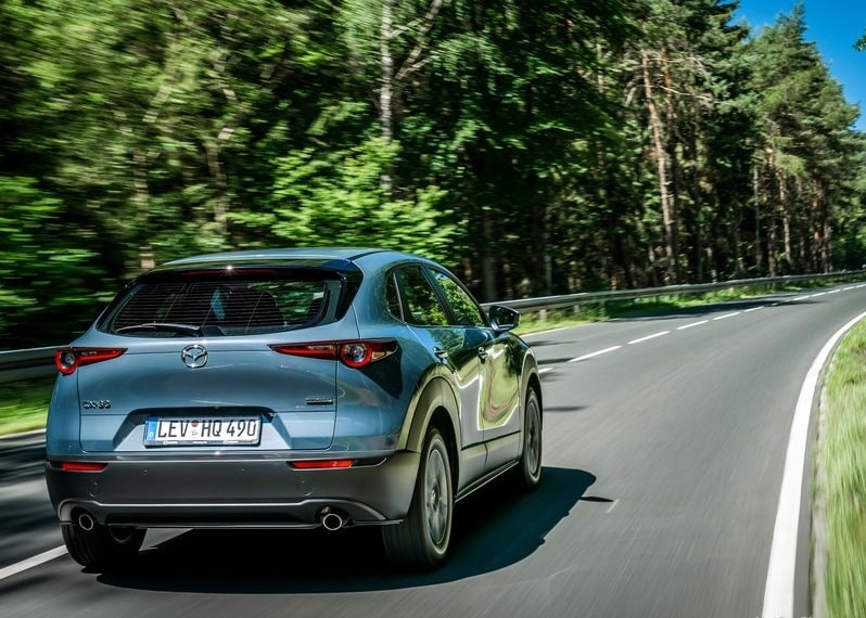 Mazda CX-30 yolda arkadan görünüm