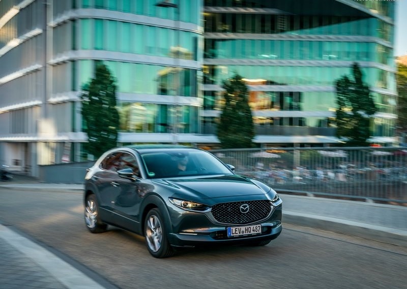 Mazda CX-30 şehir içinde hareket halinde